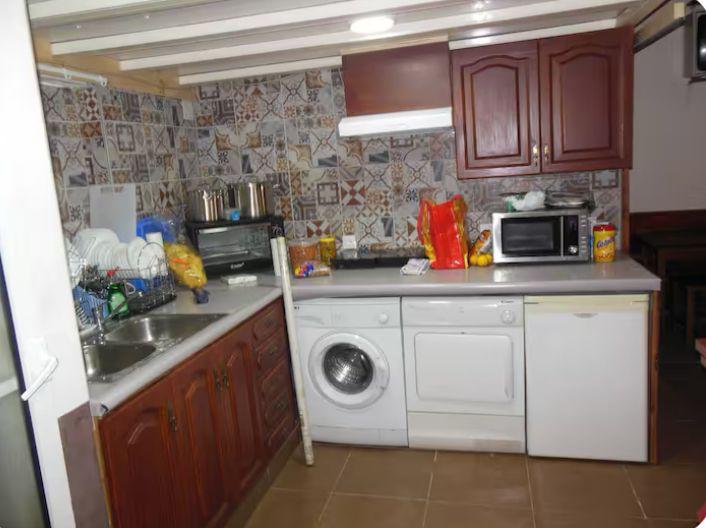 Cocina con lavadora, secadora, microondas y horno