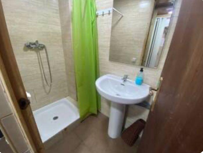 Baño con plato de ducha y lavabo