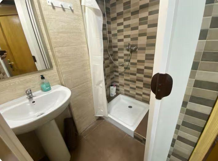 Segundo baño con ducha y lavabo