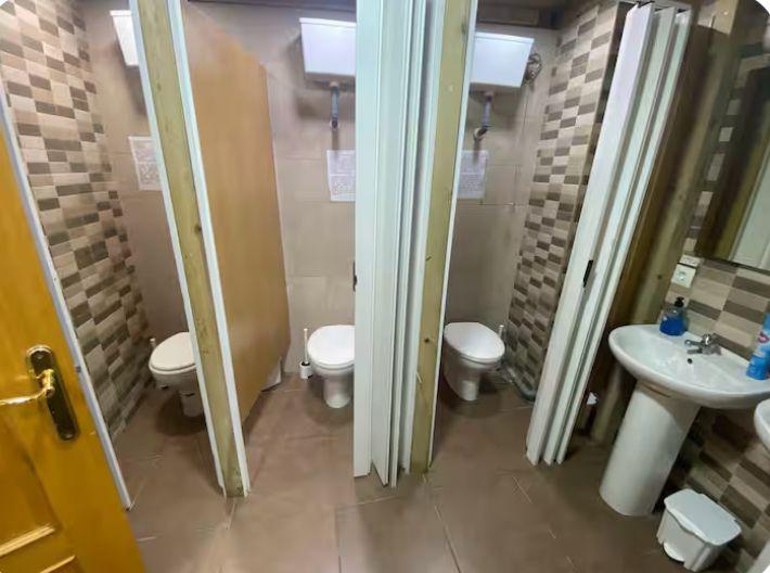 Aseos con varias cabinas independientes